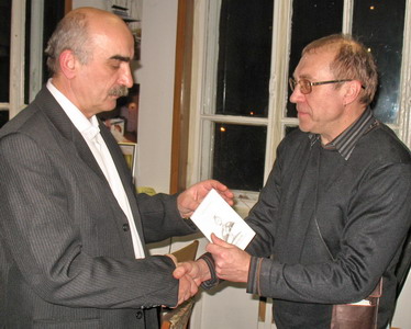 Журналист и поэт А. Галамага вручает свою книгу директору курсов печников